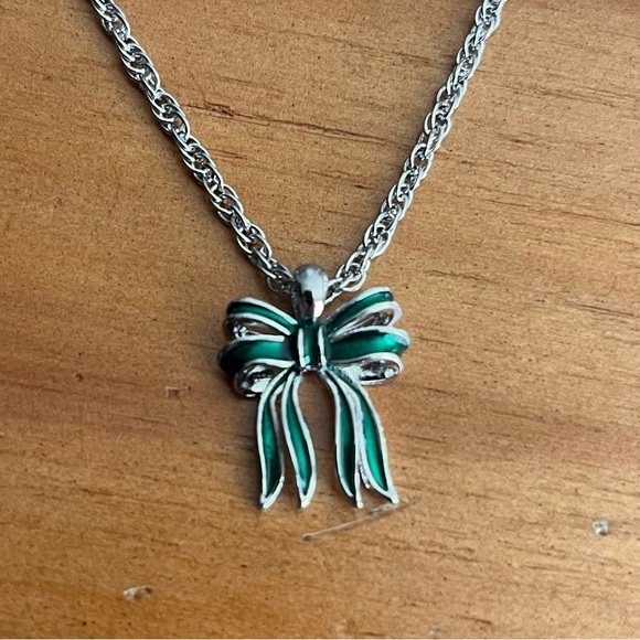 Silver Tone and Green Enamel Bow Holiday Charter Club Necklace - Picture 1 of 7